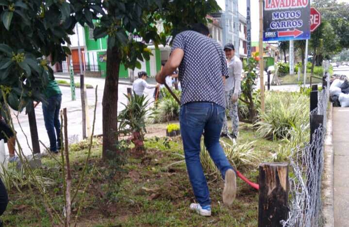 Limpieza y embellecimiento fueron la iniciativa ciudadana en el barrio Los Álamos