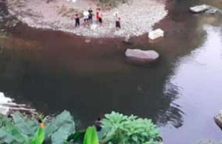 niño ahogándose en el río