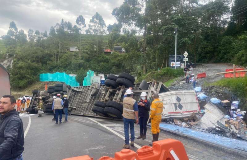 Primer accidente sobre el recién inaugurado puente Yarumo Blanco | El  Quindiano