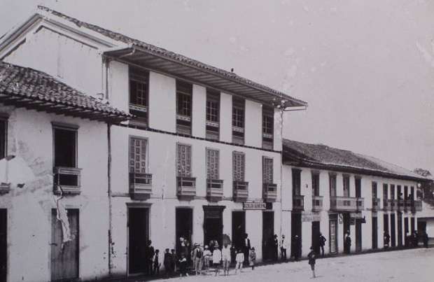 Pie de foto: Casa consistorial de Armenia, en la plaza La Libertad, hoy plaza Bolívar, primer sitio asaltado por Miguel Ehavarría.