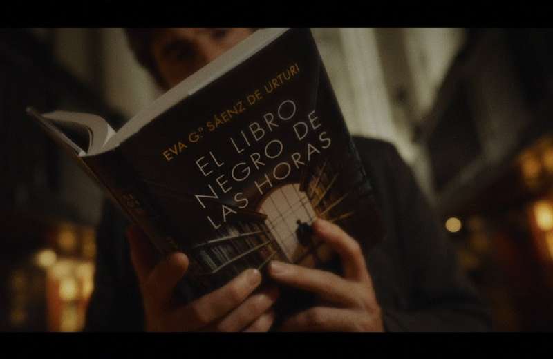 El libro negro de las horas, una novela policiaca que lo atrapará hasta la  última página