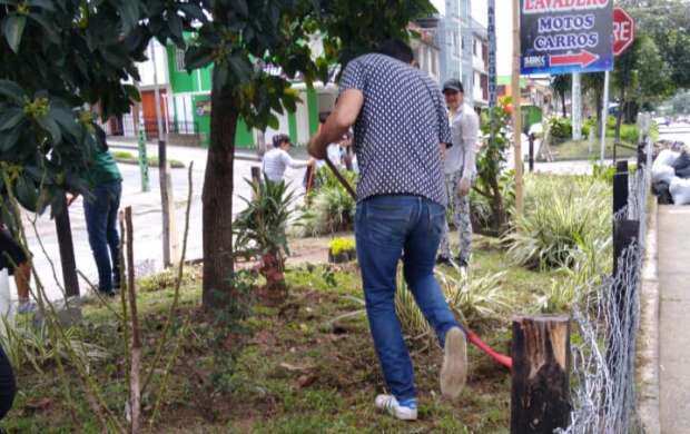Limpieza y embellecimiento fueron la iniciativa ciudadana en el barrio Los Álamos