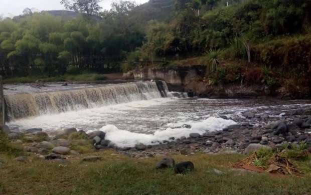 Se investiga el origen de sustancia espumosa sobre aguas del río Quindío