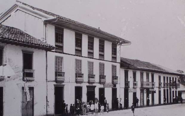 Pie de foto: Casa consistorial de Armenia, en la plaza La Libertad, hoy plaza Bolívar, primer sitio asaltado por Miguel Ehavarría.